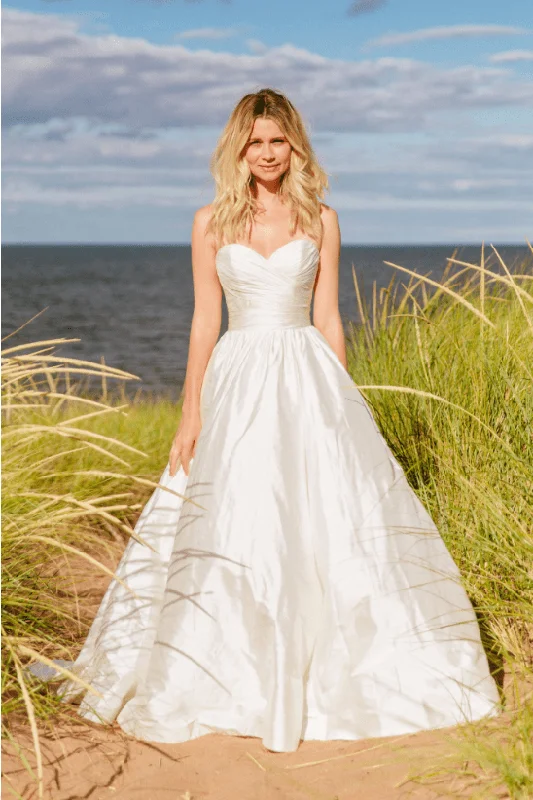 Time to Snag a Bargain!Time to Snag a Bargain!Astrid & Mercedes True Love - Size 12 Time to Snag a Bargain!Time to Snag a Bargain!Astrid & Mercedes True Love - Size 12