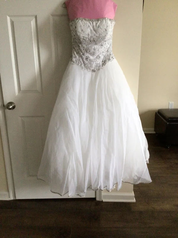 Hot Deals You Can’t Resist!Hot Deals You Can’t Resist!Carolina Herrera Strapless beaded top ball gown with detachable train and veil Hot Deals You Can’t Resist!Hot Deals You Can’t Resist!Carolina Herrera Strapless beaded top ball gown with detachable train and veil