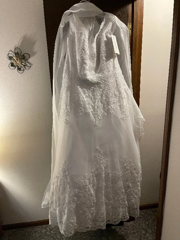 Special Offer – Act Fast!Special Offer – Act Fast!David's Bridal Scalloped Lace and Tulle Plus Size 9WG3850 Special Offer – Act Fast!Special Offer – Act Fast!David's Bridal Scalloped Lace and Tulle Plus Size 9WG3850
