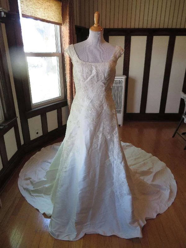 Hot Deals You Can’t Resist!Hot Deals You Can’t Resist!Pronovias Arosa