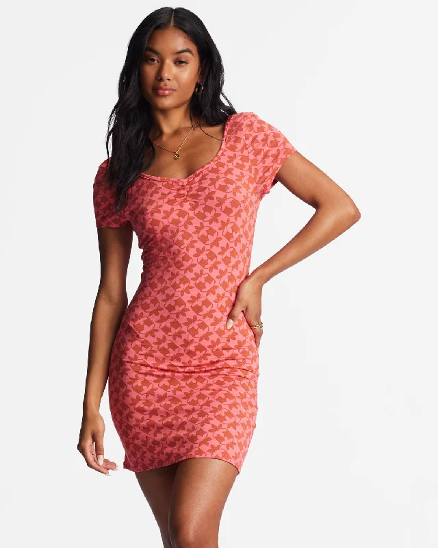 Don’t Wait – Shop Today!Don’t Wait – Shop Today!Girl In The Sun Bodycon Dress - Coral Crush